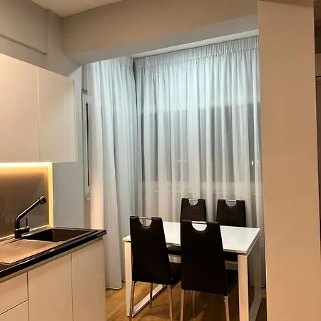 Sunshine Tirana, Blloku 2 * 地拉那